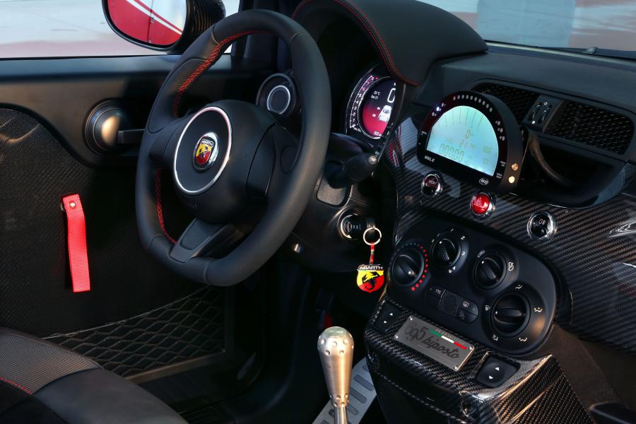 Интерьер Abarth 695 Biposto 2014 года  (фото 31 из 32)